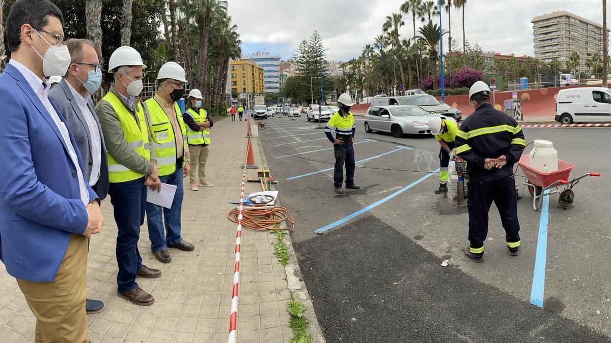 Momento de instalación de los sensores en aparcamientos de la zona azul.