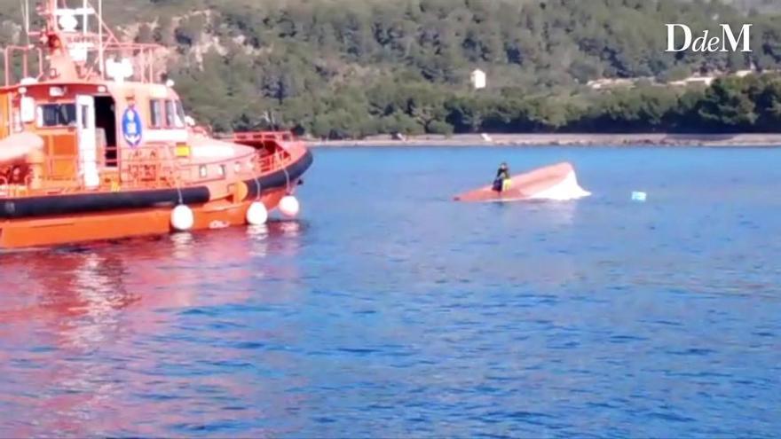 Un buque de Baleària hunde un barco en Alcúdia