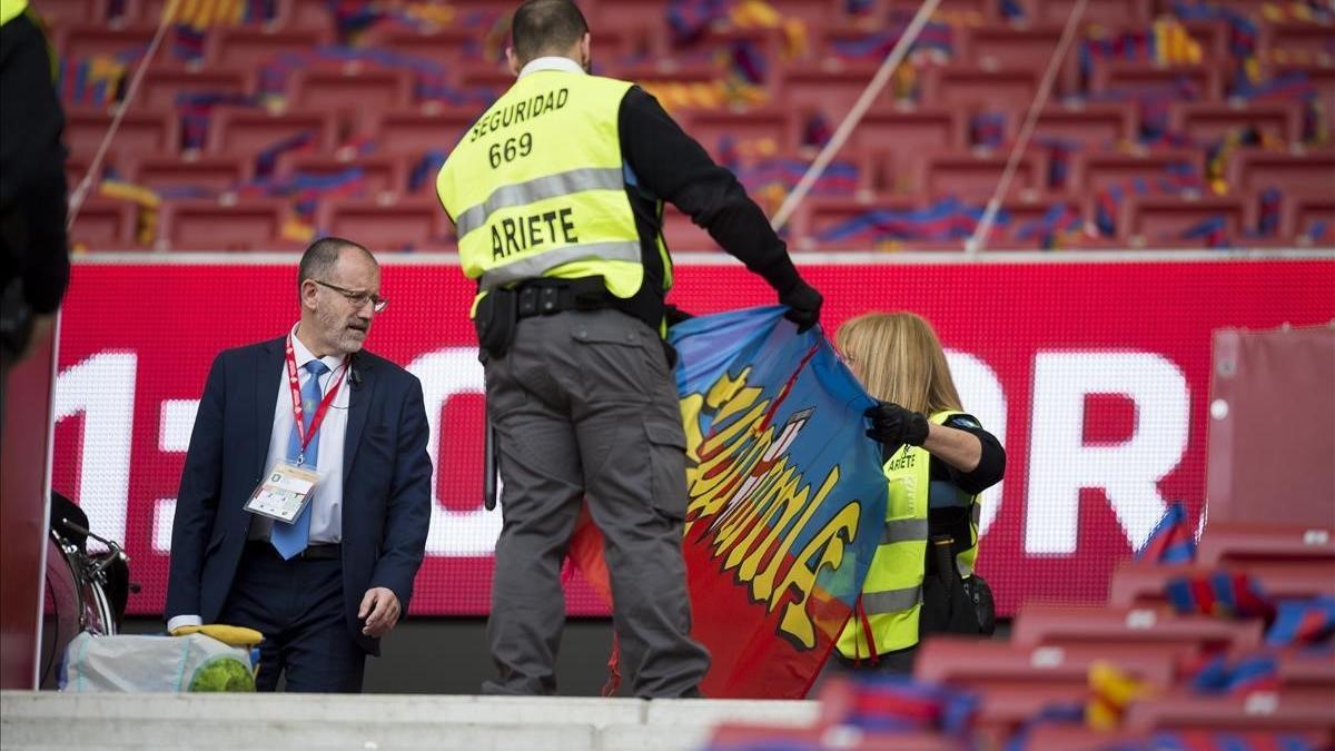 Miembros de seguridad supervisan el material de los aficionados azulgrana antes de la final