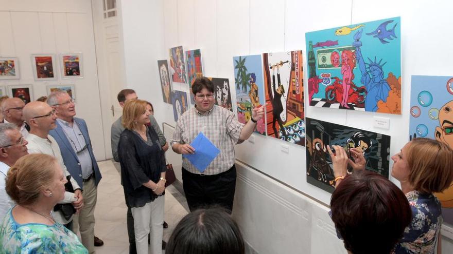 Momento de la inauguración de la exposición en el Palacio Consistorial de Cartagena.