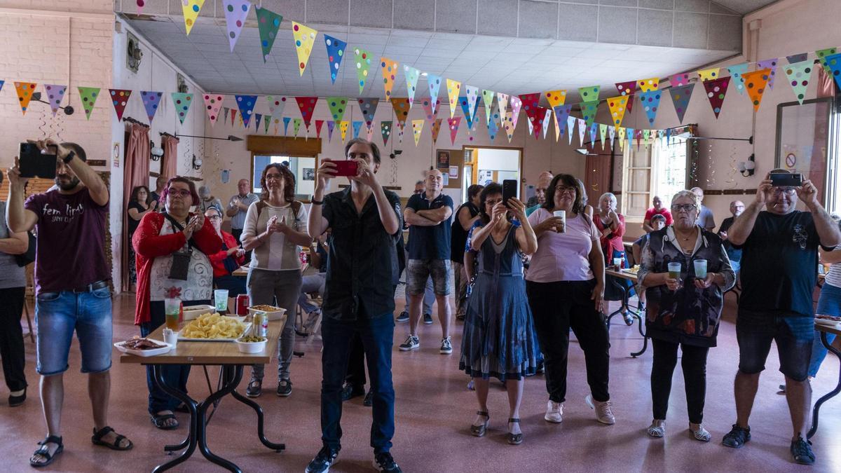 Veïns de Viladordis en un acte al casal del barri