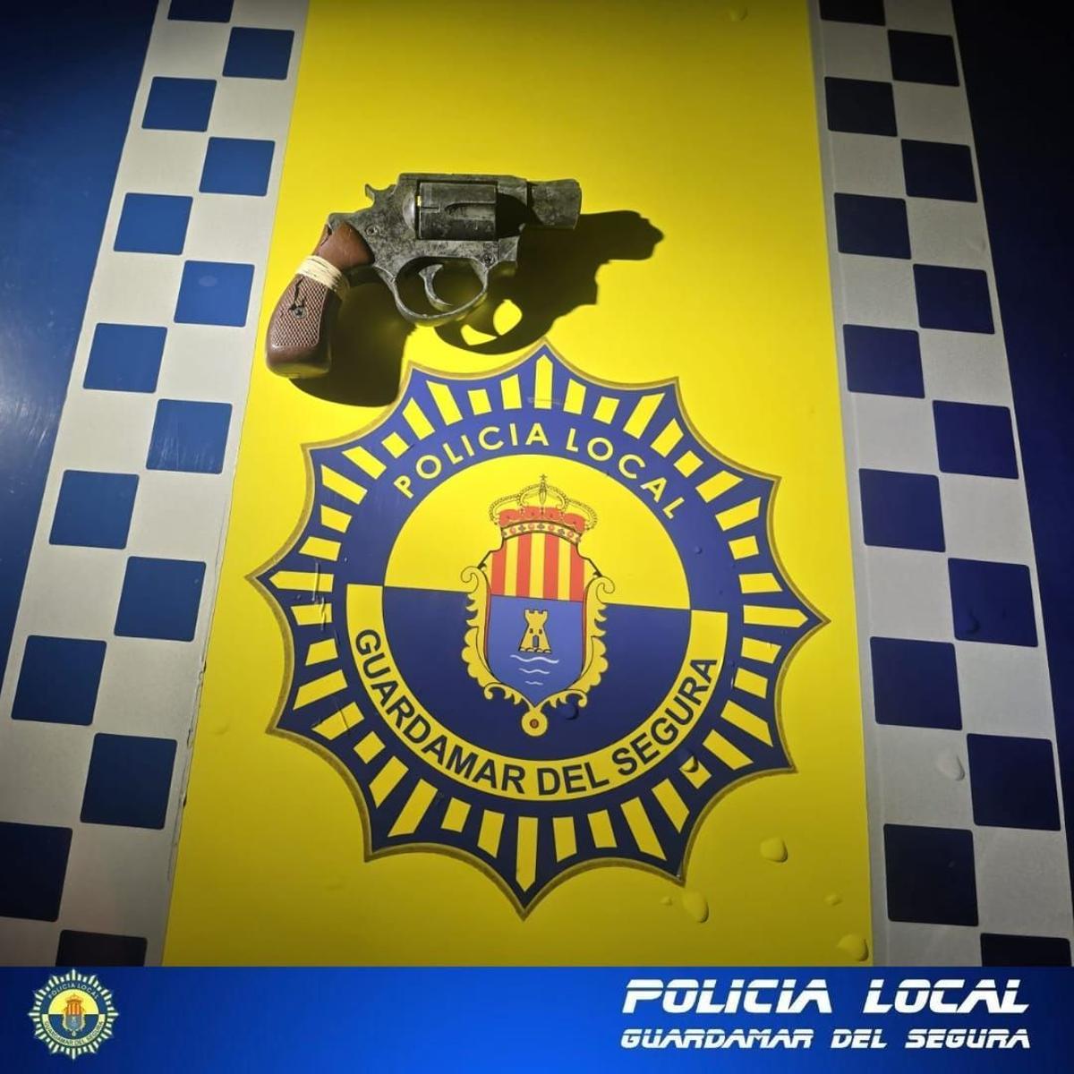 Los policías reducen al sospechoso, que en el momento de la detención saca un revolver
