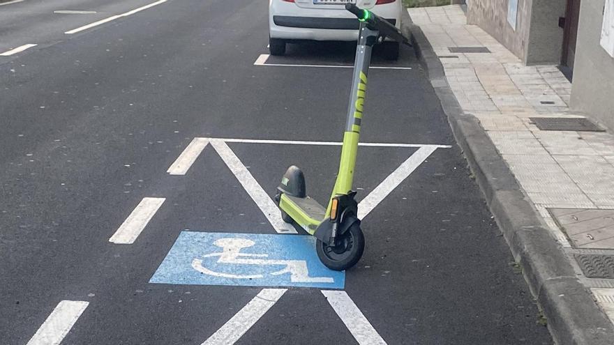 Patinete aparcado en una plaza de aparcamiento para personas con movilidad reducida en Santa Cruz de Tenerife