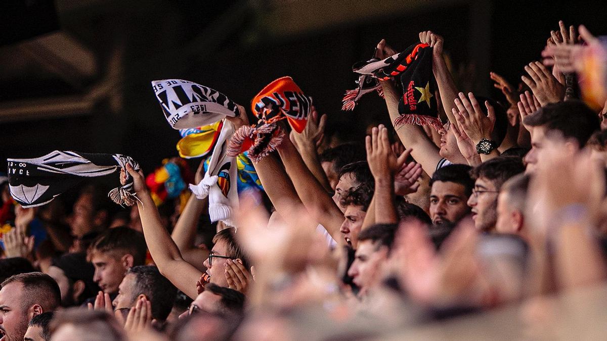 Aficionados del Valencia agotan los abonos de media temporada en la grada de animación.