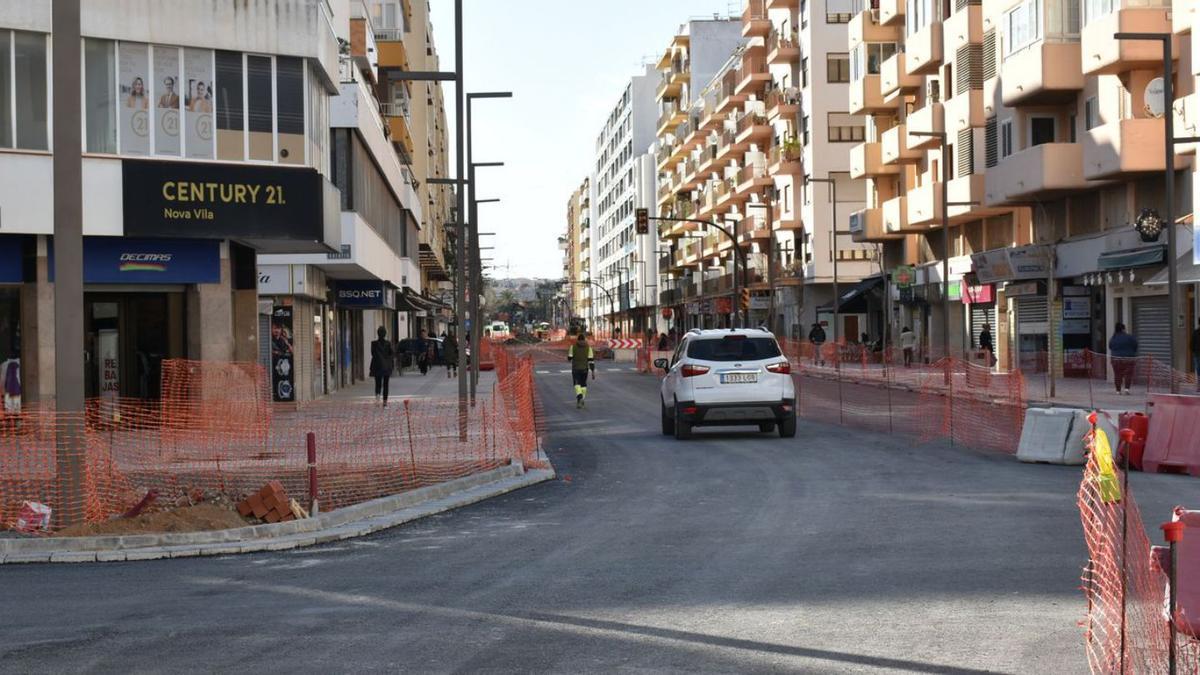 Vuelven a circular coches por un tramo de Isidor Macabich |  C. NAVARRO