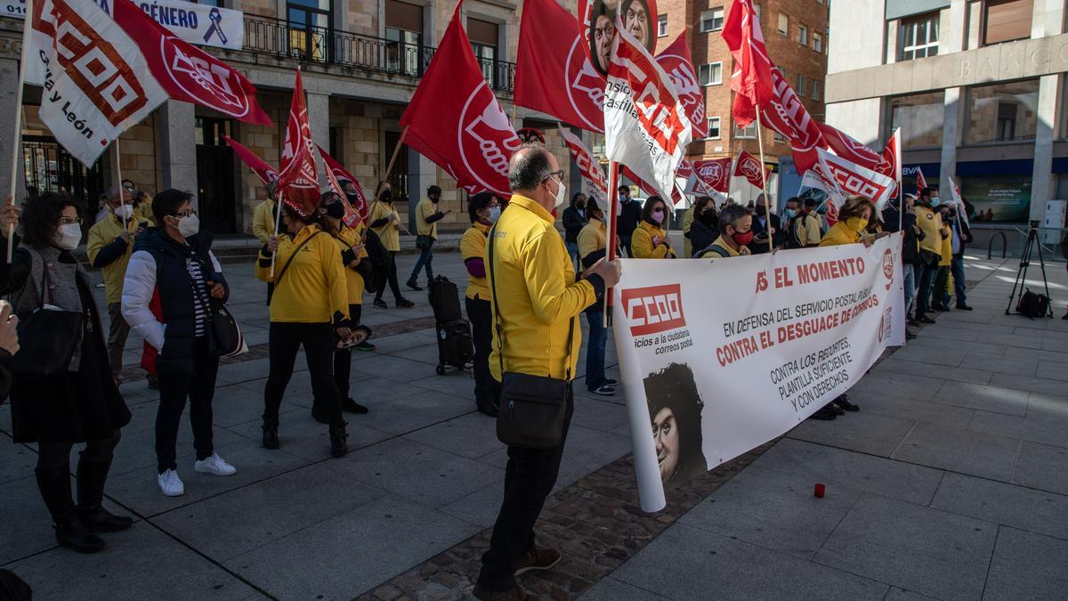 Movilización de Correos, este martes, en Zamora capital.