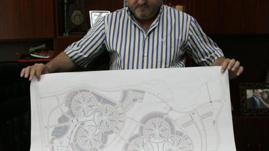 Pedro Rosell muestra uno de los proyectos que quiere hacer en Irak