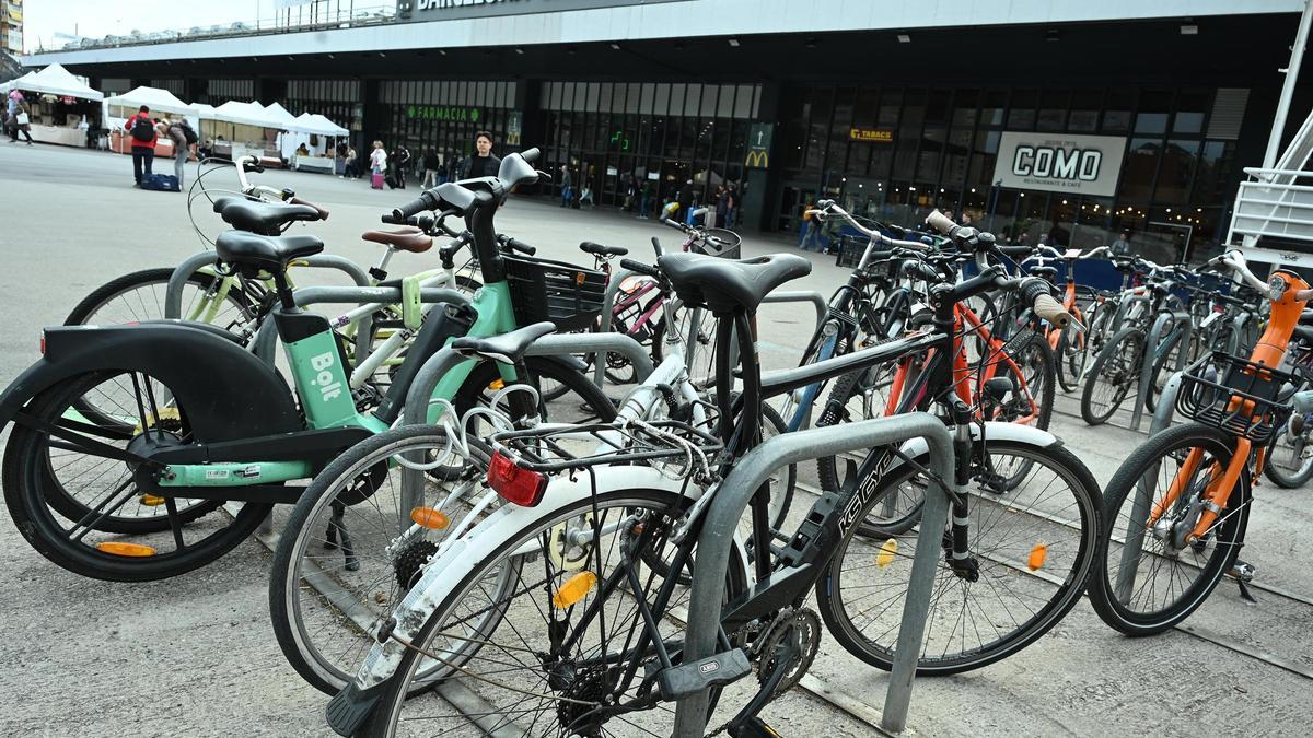 El aparcamiento para bicis frente a la Estación de Sants, siempre lleno de bicicletas estacionadas