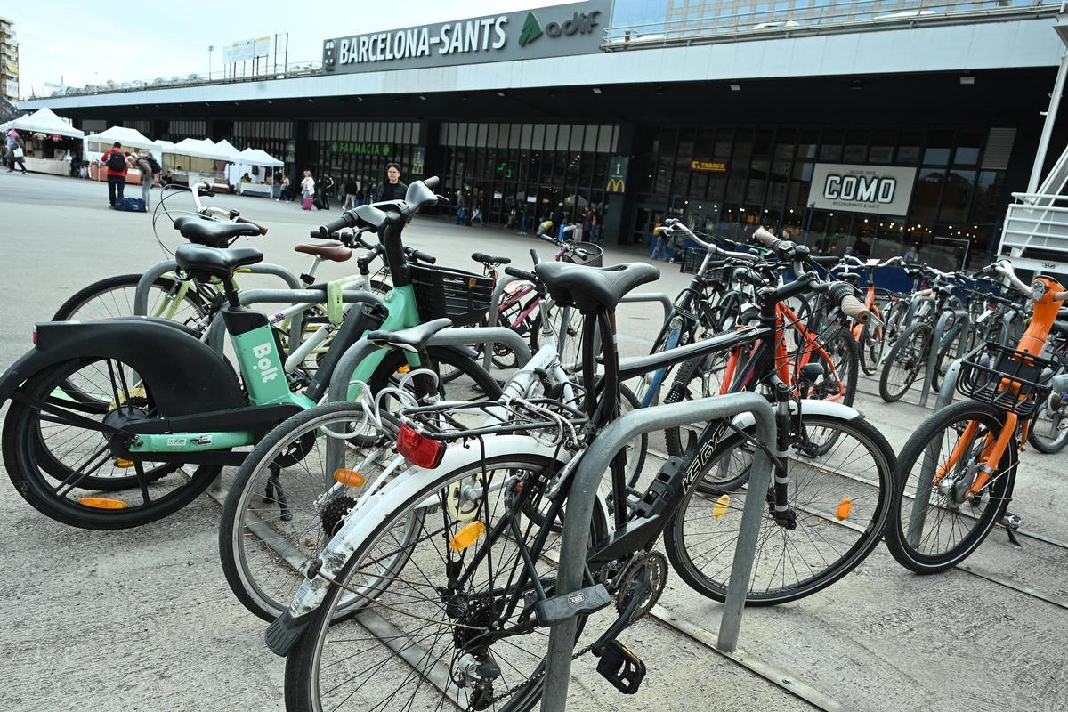 El aparcamiento para bicis al raso, siempre lleno de bicicletas estacionadas, el jueves