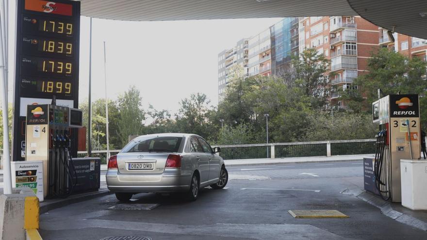 Un coche repostando en una gasolinera del centro Zaragoza, este viernes.