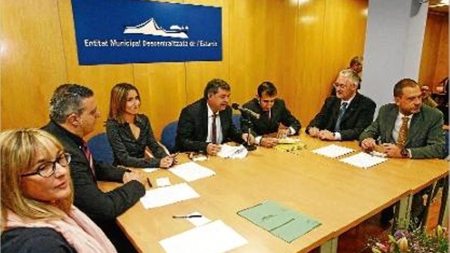 La comissió amb Sandra Pibernat, Genís Dalmau, Sílvia Comas, Francesc Puig, el secretari, Josep Puig i Artur Mas.