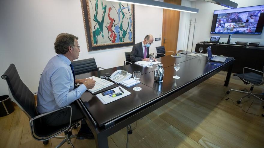 Feijóo y Almuiña, durante una vídeoconferencia con autoridades sanitarias.