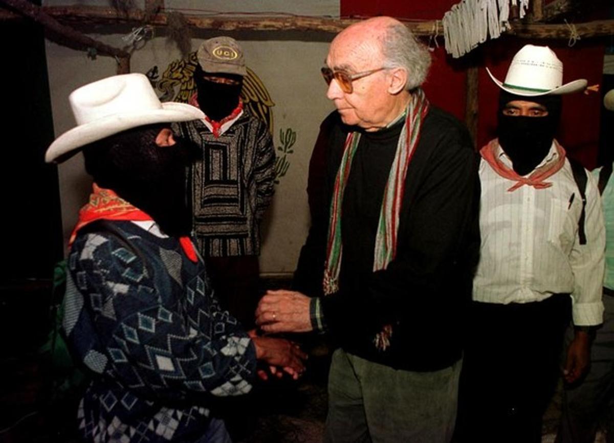 El escritor saluda a un guerrillero zapatista en San Andrés Larrainzar, en el estado mexicano de Chiapas, en 1999.