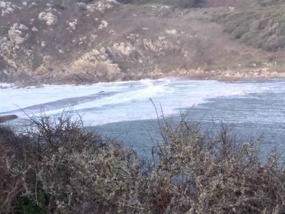 El mar se "come" el dique que separa el Lago dos Nenos y la Playa de Cíes