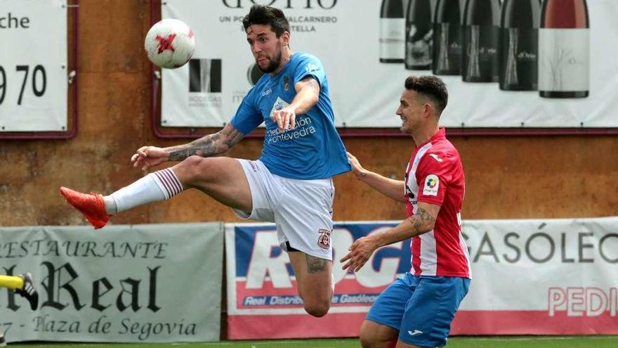 Éder intenta un acrobático control en el partido de ayer en Navalcarnero. // Área 11