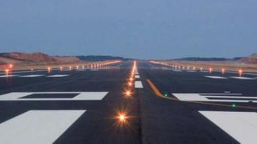 Una pista desierta del aeropuerto de Castellón en el que, de momento, no hay aviones.