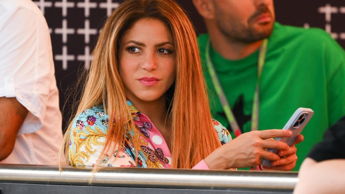 Minifalda, camisa de colores y zapatillas con plataforma: el look de Shakira en su regreso a Barcelona