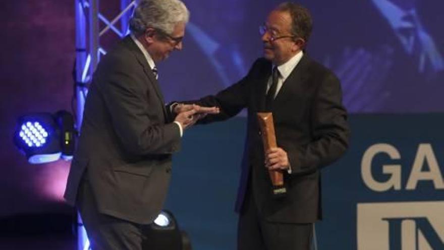 El rector honorario de la Universidad de Alicante, Antonio Gil Olcina, recibe la estatuilla de manos del catedrático de Derecho Penal Javier Boix.