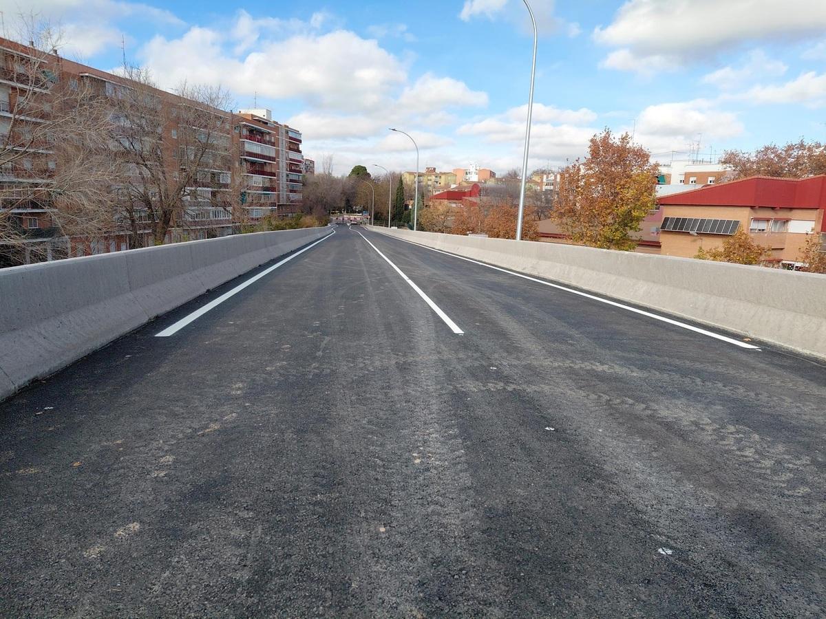 El nuevo paso superior es una estructura de 33,8 metros