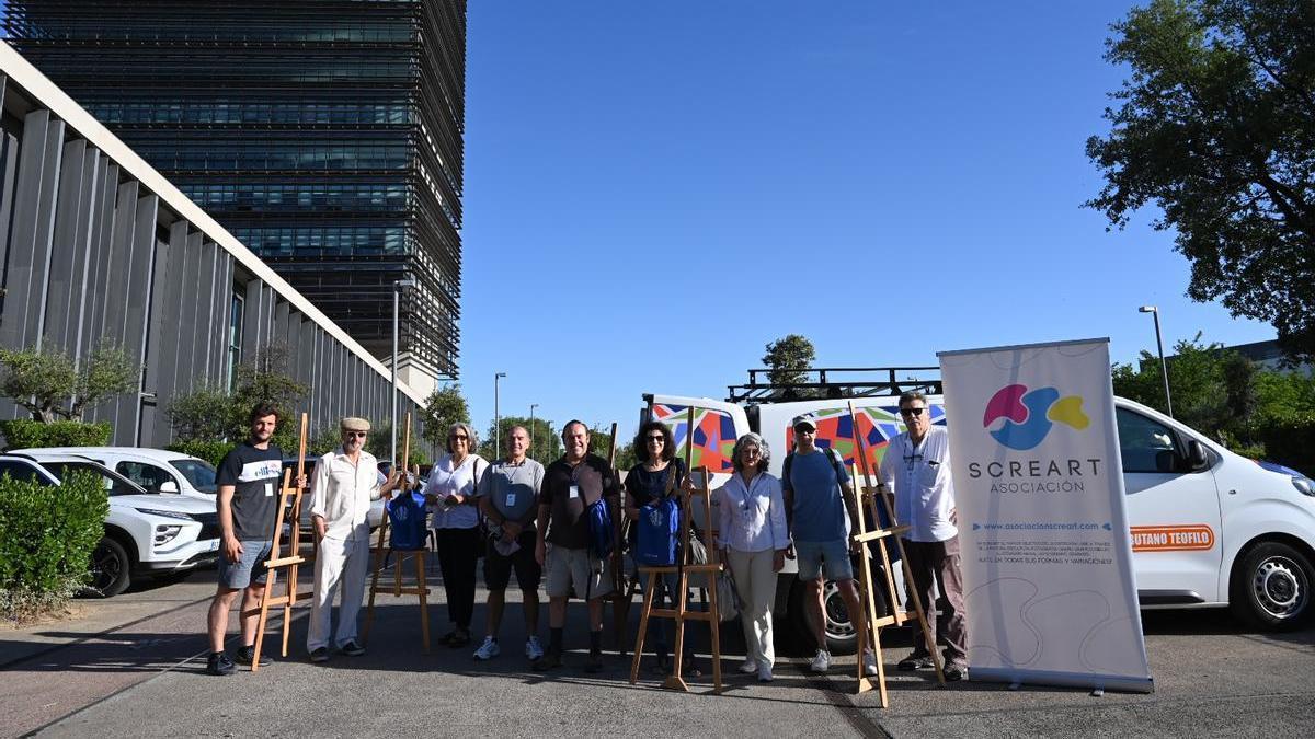 Profesores participantes e integrantes de la asociación Screart, ayer, en las traseras del Edificio Badajoz Siglo XXI.
