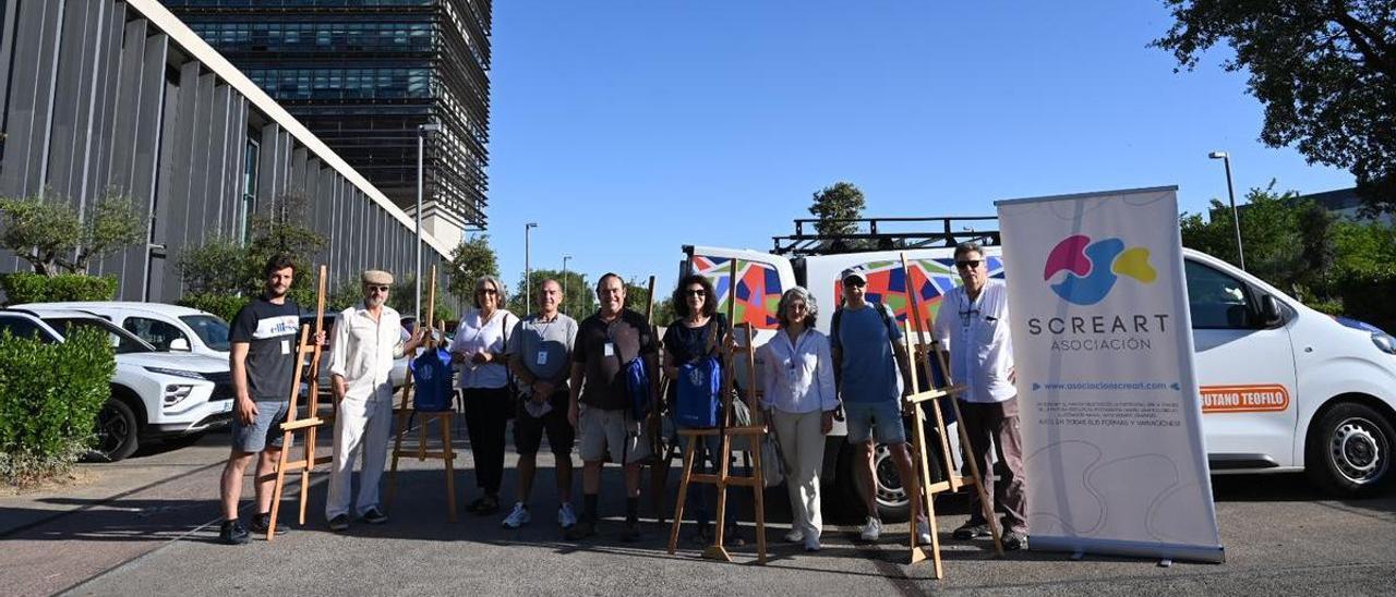 Profesores participantes e integrantes de la asociación Screart, ayer, en las traseras del Edificio Badajoz Siglo XXI.