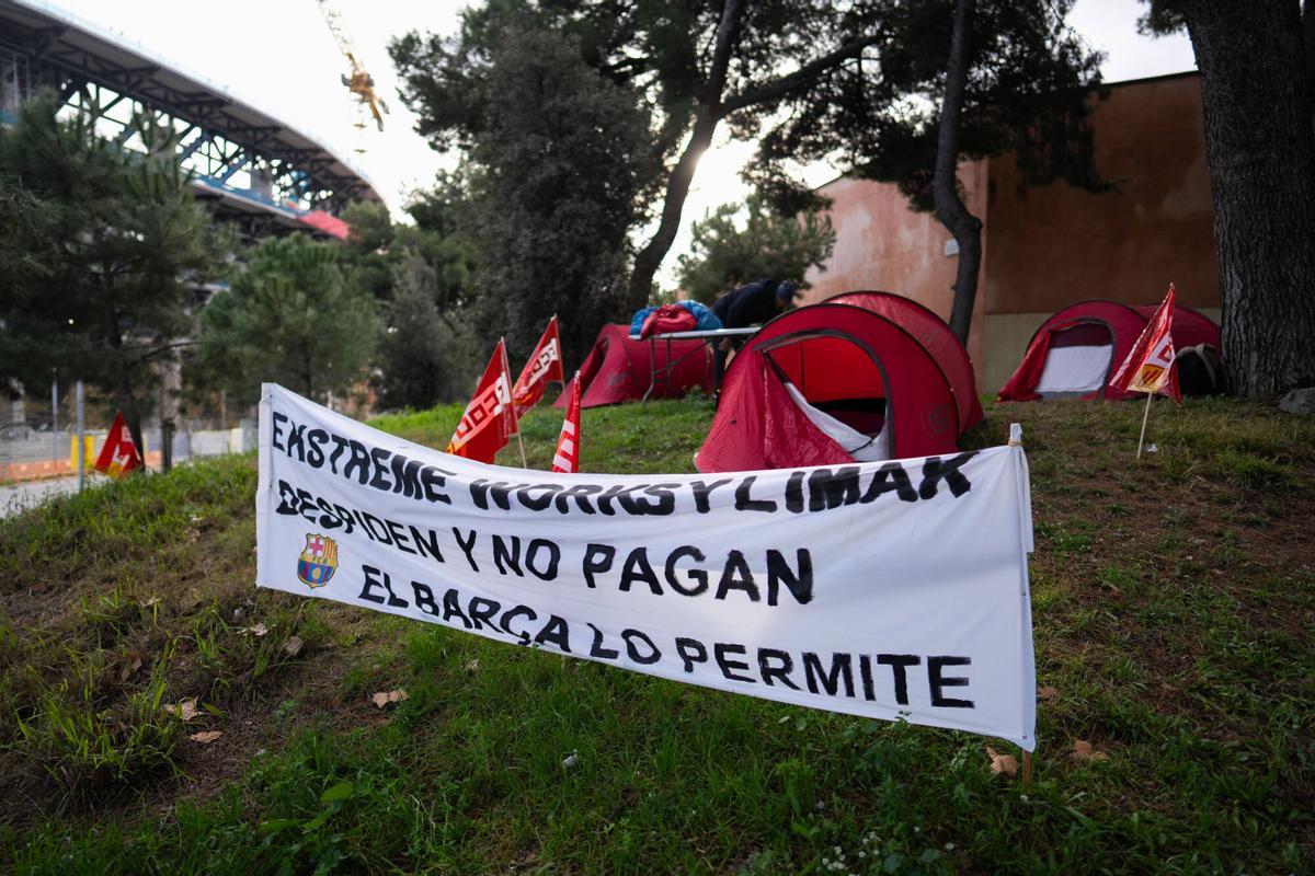 Trabajadores despedidos por una subcontrata del Camp Nou acampan frente a las obras del estadio en protesta por su situación laboral.