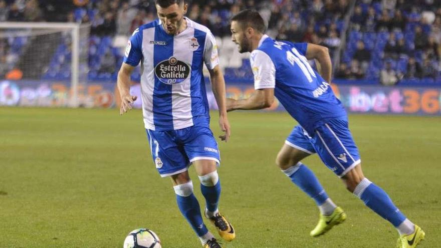 Lucas Pérez, en primer término, juega con Andone en el encuentro de ayer en Riazor.