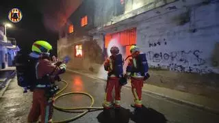 Un incendio provoca el derrumbe de una serrería abandonada en Carlet y el desalojo de cinco viviendas