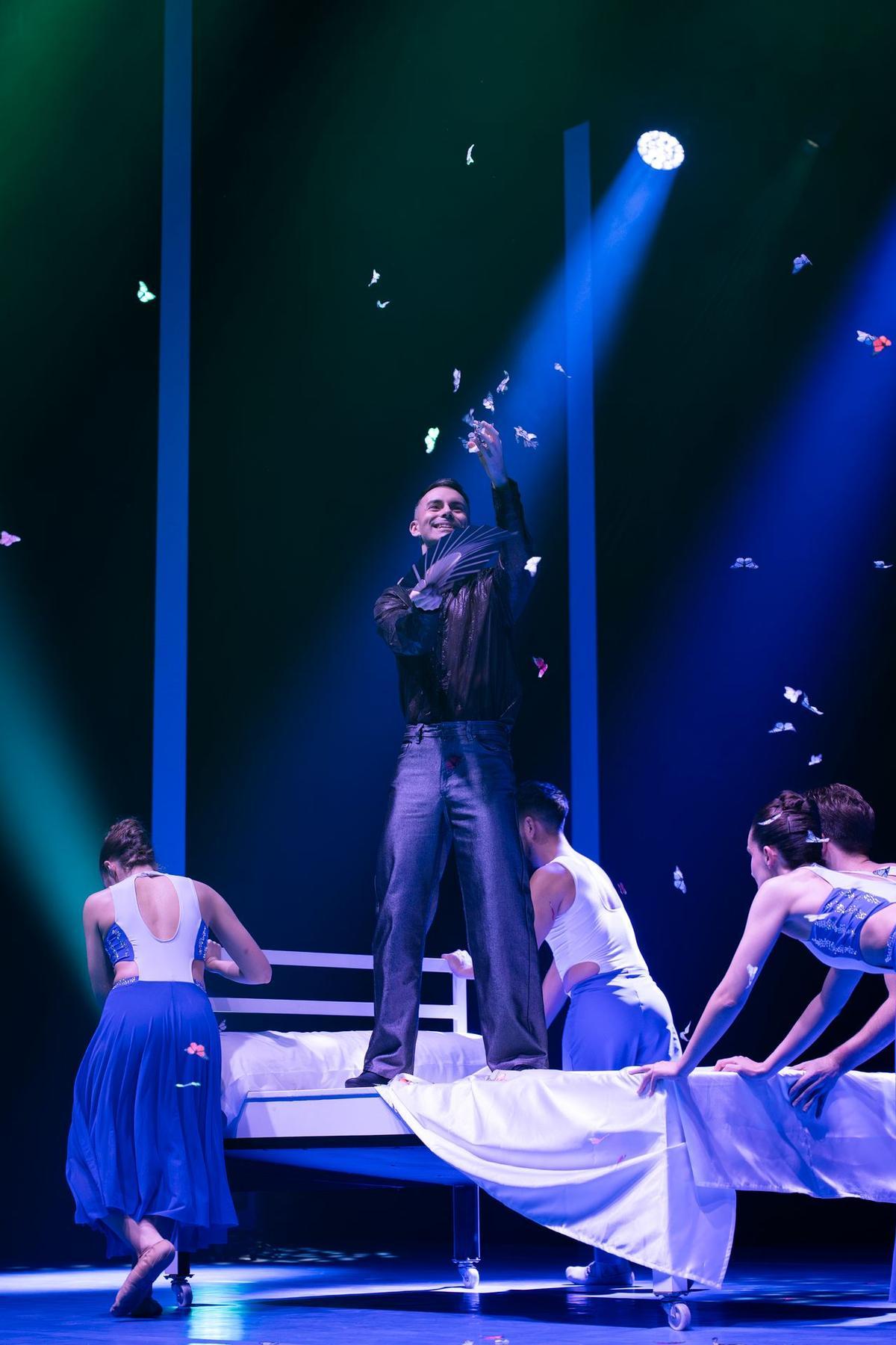 Martín Varela realizando uno de sus números de magia dentro del espectáculo 'Reinventio'.