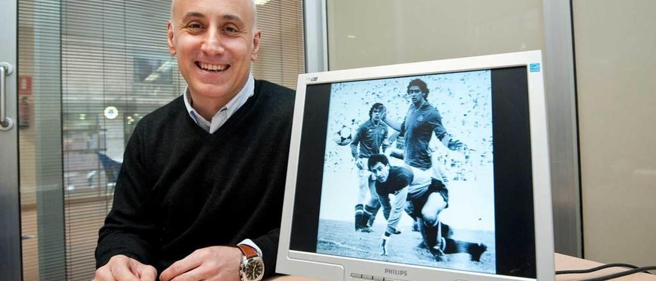 Juan Carlos Ablanedo, junto a una imagen de su etapa como guardameta de la selección española sub-21, ante Ibáñez y Sanchís.