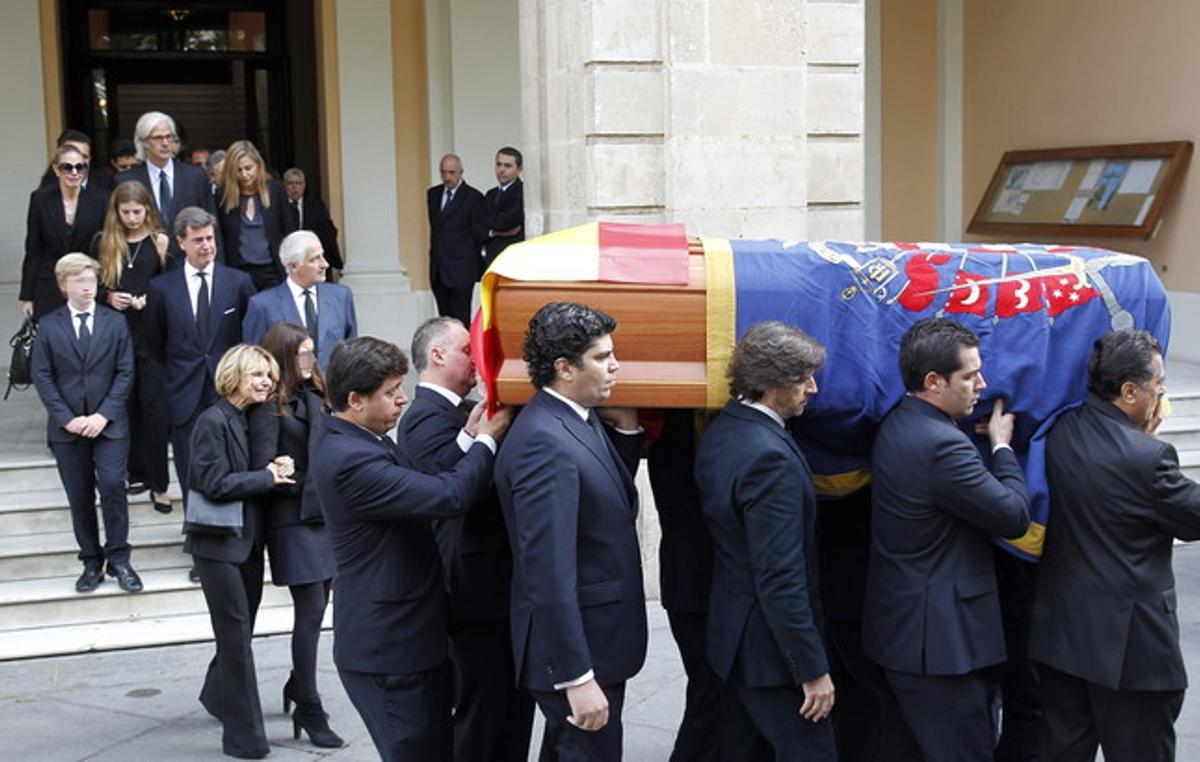 Los hijos, nietos y familiares de la duquesa de Alba a la salida del Ayuntamiento de Sevilla.