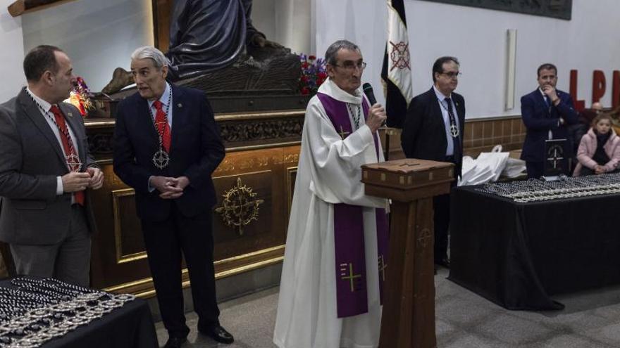 José Fernández Nieto, a la izquierda del capellán, Agustín Montalvo, en el acto de imposición de medallas a los nuevos hermanos