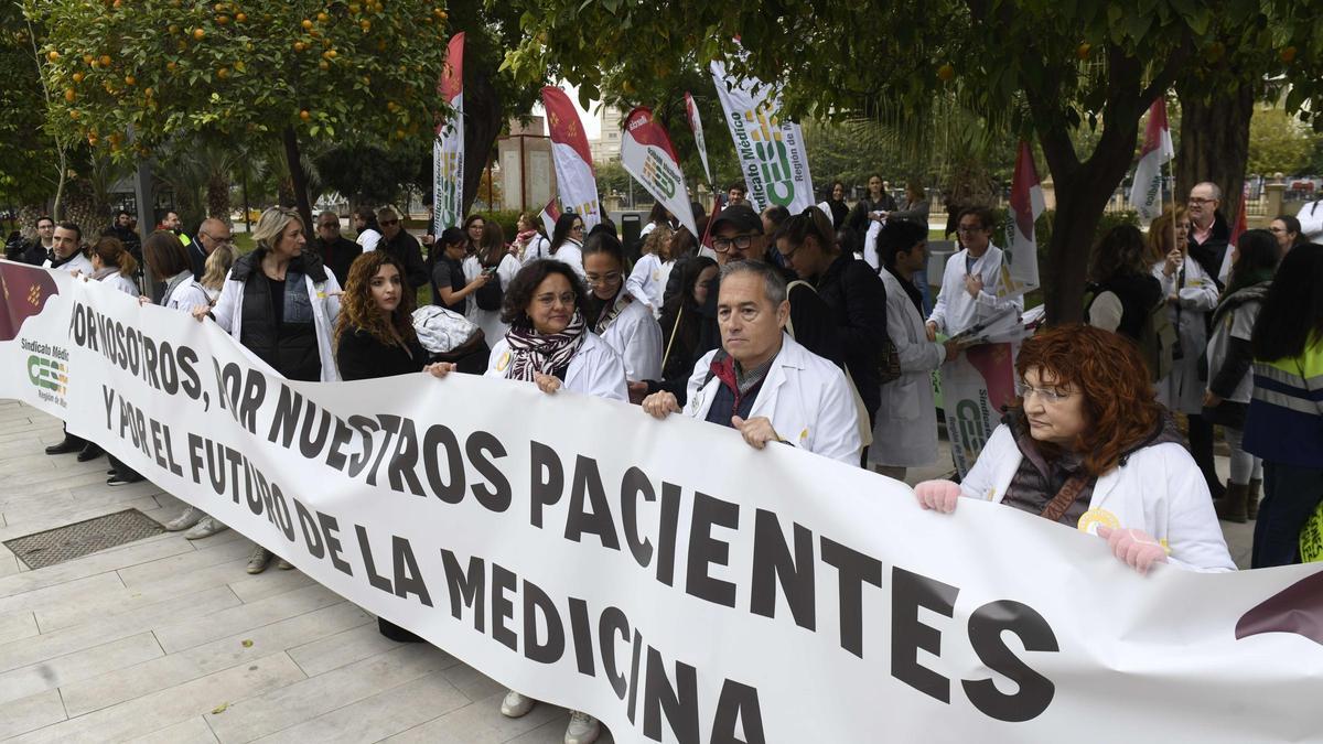 Concentración de los médicos frente a la Delegación del Gobierno de Murcia este jueves