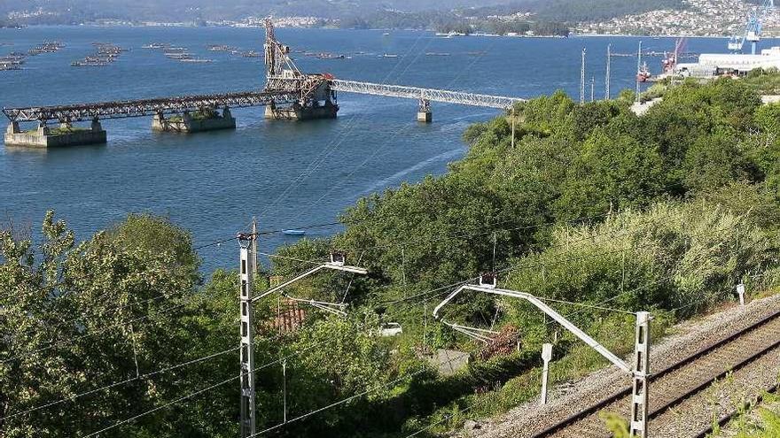 El acceso a la zona portuaria de Rande debe superar el trazado de la vía del ferrocarril. // José Lores