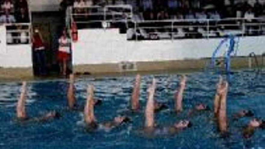 El equipo nacional de natación sincronizada promueve el deporte