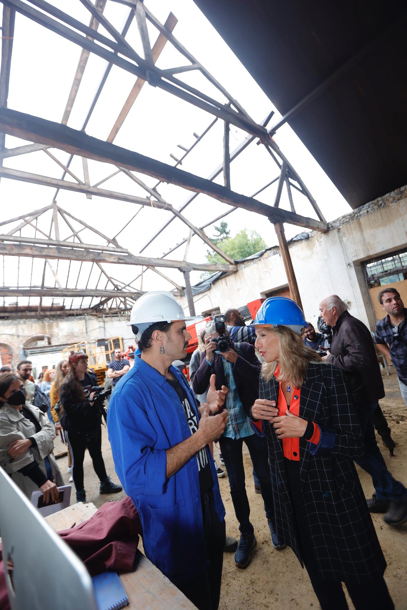 EN IMÁGENES: Así fue la visita de Yolanda Díaz y Rodrigo cuevas a las obras del teatro La Benéfica, en Infiesto