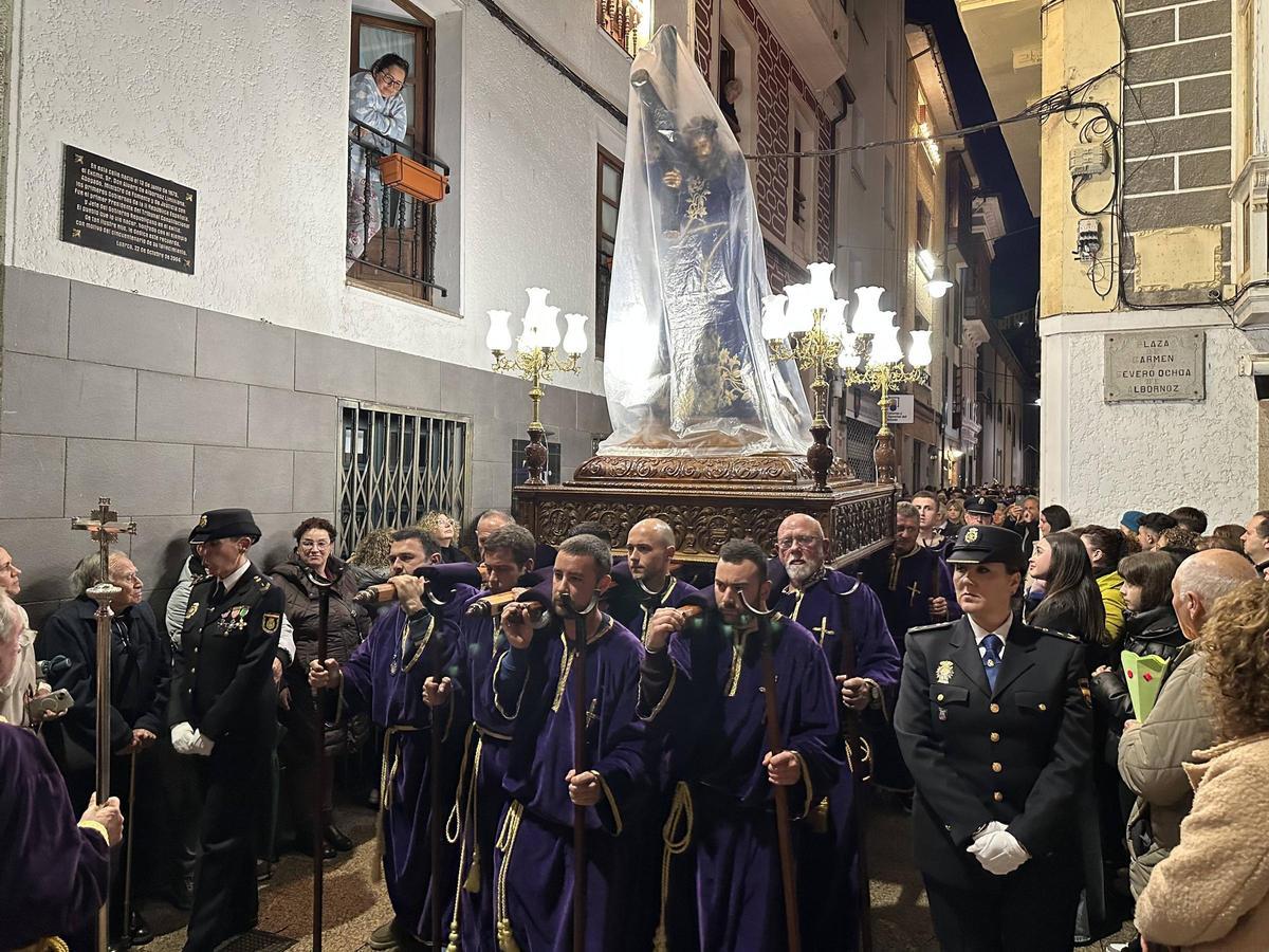 El Nazareno de Luarca, en una imagen de archivo, cubierto para evitar el desgaste de la lluvia.