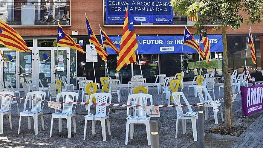 Acció de protesta sense públic a Berga davant les oficines d&#039;Hisenda