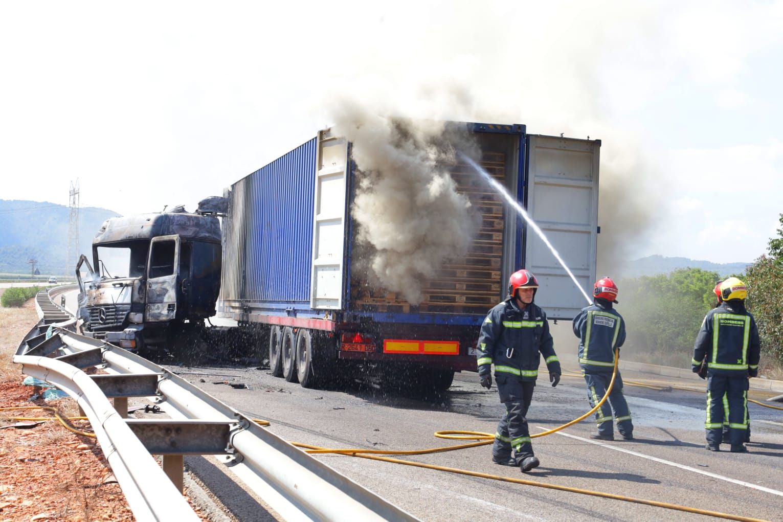 Accidente en la AP-7: Dos camiones chocan a la altura de La Vilavella