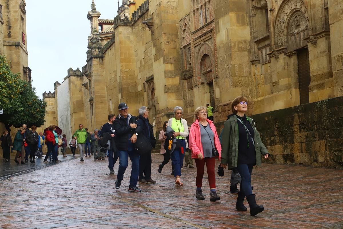 Varios turistas pasean por las cercanías de la Mezquita-Catedral.