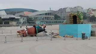 San Juan A Coruña 2025: empieza el montaje de la falla para la noche de las hogueras