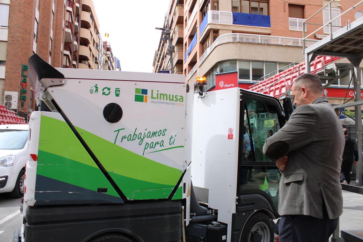 Juan Miguel Bayonas contempla una de las máquinas que intervendrá en el dispositivo.