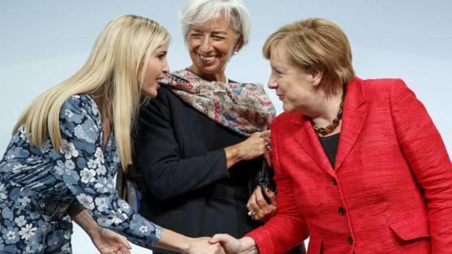 Ivanka Trump saluda Angela Merkel en presència de Christine Lagarde.