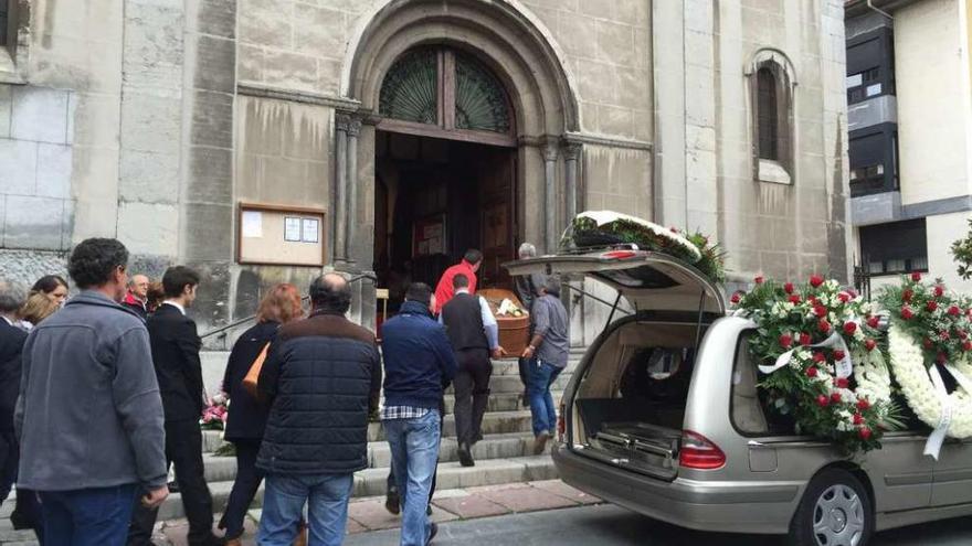 Los restos mortales de José Ramón Fernández, a su llegada a la iglesia parroquial de San Pedro de Grado.