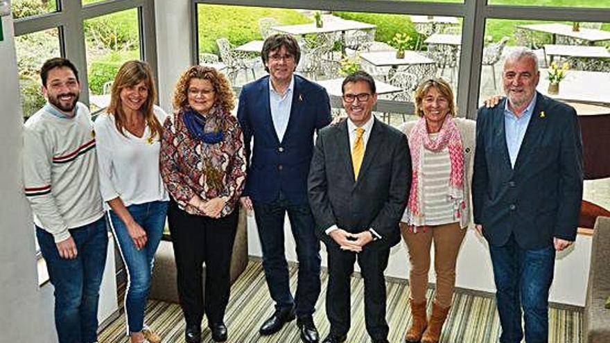 Els candidats gironins de JxCat al Congrés, ahir, a Waterloo amb Carles Puigdemont.