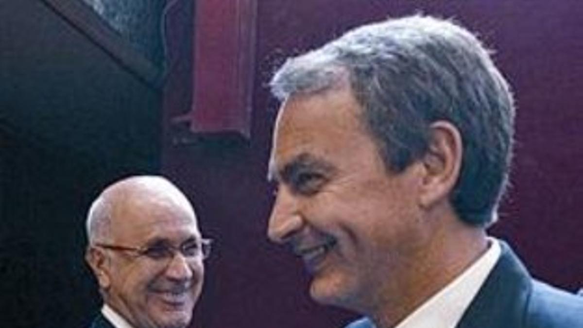 Zapatero y Duran Lleida se saludan ayer en el Congreso.