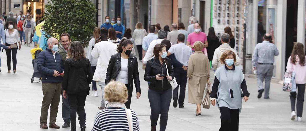 Gente paseando por la calle Príncipe de Vigo