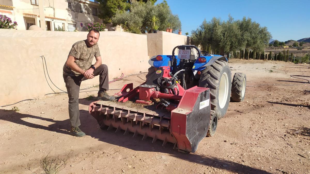 Antonio Joaquín, con su máquina para la eliminación de restos agrícolas, en el paraje de ‘Cabezo Alcoba’ (Campo de Ricote)