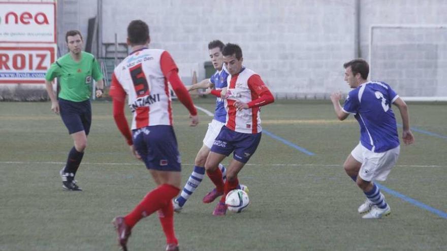 Leirom que hoy es baja por sanción, en una acción del partido en O Morrazo ante As Pontes. // S.Álvarez