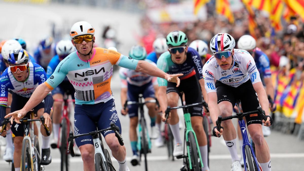 Brady Gilmore celebra su victoria en la etapa 7 de la Volta a Catalunya 2026